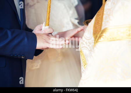 der Priester Kleider einen Ring am Finger, der Bräutigam während der kirchlichen Trauung Stockfoto