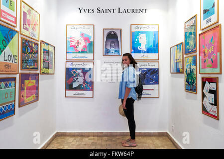 Junge Frau im Museum - YSL-Gärten, Marrakesch, Marokko. Stockfoto