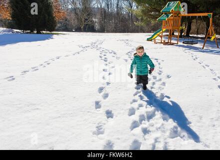 Erhöhte Ansicht der Vorschule junge am Spielplatz im Schnee wandern Stockfoto