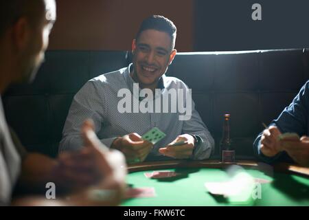 Mann Umgang Spielkarten für Spiel im Pub Kartentisch Stockfoto