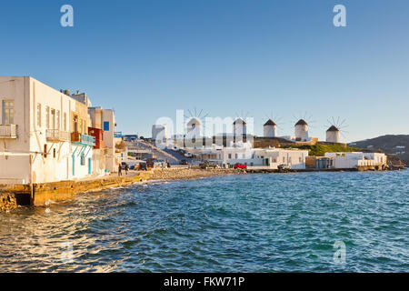 Windmühlen in Mykonos-Stadt vom kleinen Venedig, Griechenland gesehen. Stockfoto