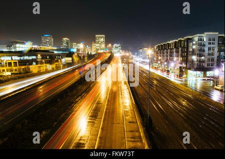 Stadtbild mit Überführung neben Gleis in der Nacht, Tacoma, Washington, USA Stockfoto