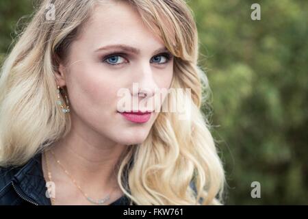 Porträt der jungen blonden Haaren Frau Blick in die Kamera Stockfoto