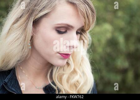 Porträt der jungen blonden Haaren Frau blickte Stockfoto