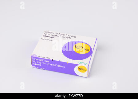 Paket von 100mg Sildenafil (generic Viagra) Kapseln vor einem weißen Hintergrund Stockfoto