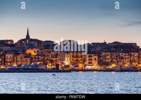 Anzeigen von Meer und Calvi Citylights in der Abenddämmerung, Korsika, Frankreich Stockfoto