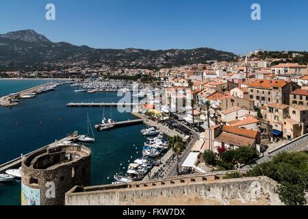 Erhöhten Blick Stadtmauern und Uferpromenade, Calvi, Korsika, Frankreich Stockfoto