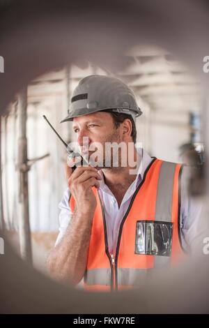 Bauleiter mit Walkie-Talkie auf Baustelle Stockfoto