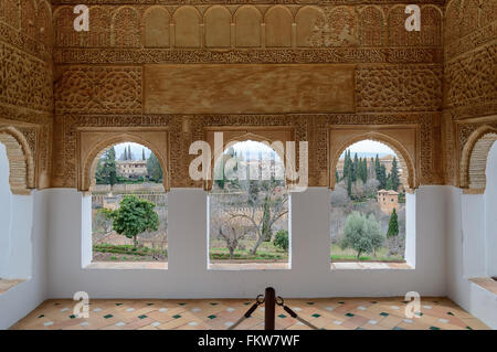 Kammer mit Bogenfenstern, verziert mit arabischen Ornamenten in islamischen Königspalast, Alhambra, Granada, Spanien. Stockfoto