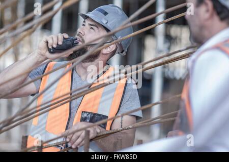 Bauleiter mit Walkie-Talkie auf Baustelle Stockfoto