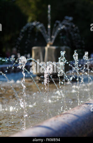 Wasserstrom auf Boden spritzt Stockfoto