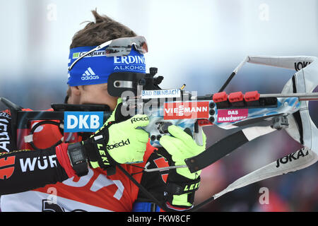 Oslo, Norwegen. 10. März 2016. Deutschlands Andreas Brinbacher auf dem Schießstand vor die Männer 20km Einzelwettkampf bei den Biathlon-Weltmeisterschaften in der Holmenkollen Ski Arena in Oslo, Norwegen, 10. März 2016. Bildnachweis: Dpa picture Alliance/Alamy Live News Stockfoto