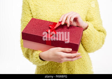 Closeup Portrait einer Frau die Hände halten Geschenk Box Stockfoto