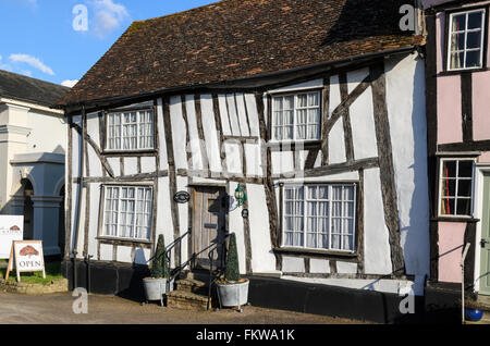 Ein mittelalterlicher halbe Fachwerkhaus Gebäude auf High Street, Lavenham, Suffolk, England, Vereinigtes Königreich. Stockfoto