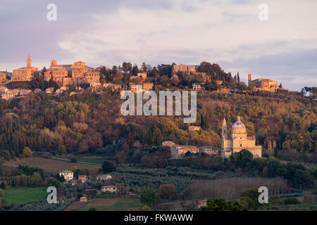 Montepulciano ist eine mittelalterliche und Renaissance-Hügel Stadt, violette Sonnenuntergang Stockfoto