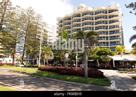 Apartmentblock mit Meerblick in der Hauptstraße von Mooloolaba an der Sunshine Coast in Queensland, Australien. Stockfoto