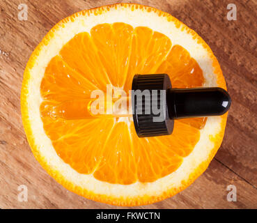 Flasche von ätherischen Ölen aus Orangen auf hölzernen Hintergrund - alternative Medizin Stockfoto