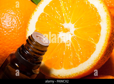 Flasche von ätherischen Ölen aus Orangen auf hölzernen Hintergrund - alternative Medizin Stockfoto