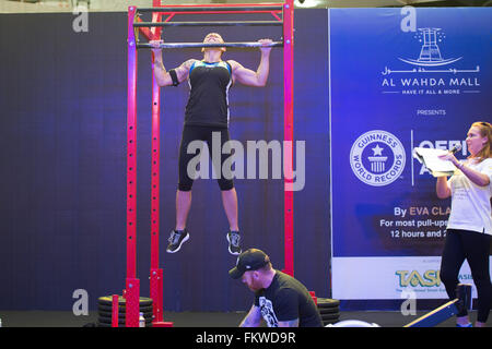 Abu Dhabi, Vereinigte Arabische Emirate. 10. März 2016. Australische Eva Clarke beginnt ihr Guinness World Record Versuch in die meisten Klimmzüge in 1 Stunde, 12 Stunden und 24 Stunden in Al Wahda Mall, Abu Dhabi Credit: Tom Morgan/Alamy Live News Stockfoto