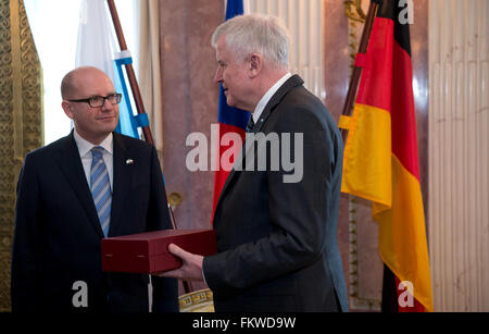 München, Deutschland. 10. März 2016. Bohuslav Sobotka (L), Ministerpräsident der Tschechischen Republik wird von Horst Seehofer, Premier des deutschen Staates Bayern in München, Deutschland, 10. März 2016 empfangen. Sobotka ist zu einem zweitägigen Besuch in Bayern. Foto: SVEN HOPPE/Dpa/Alamy Live News Stockfoto