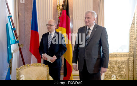 München, Deutschland. 10. März 2016. Bohuslav Sobotka (L), Ministerpräsident der Tschechischen Republik wird von Horst Seehofer, Premier des deutschen Staates Bayern in München, Deutschland, 10. März 2016 empfangen. Sobotka ist zu einem zweitägigen Besuch in Bayern. Foto: SVEN HOPPE/Dpa/Alamy Live News Stockfoto