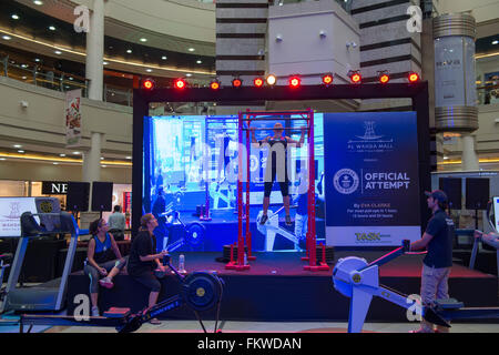 Abu Dhabi, Vereinigte Arabische Emirate. 10. März 2016. Australische Eva Clarke beginnt ihr Guinness World Record Versuch in die meisten Klimmzüge in 1 Stunde, 12 Stunden und 24 Stunden in Al Wahda Mall, Abu Dhabi Credit: Tom Morgan/Alamy Live News Stockfoto