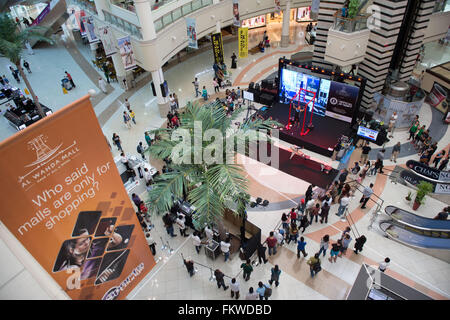 Abu Dhabi, Vereinigte Arabische Emirate. 10. März 2016. Australische Eva Clarke beginnt ihr Guinness World Record Versuch in die meisten Klimmzüge in 1 Stunde, 12 Stunden und 24 Stunden in Al Wahda Mall, Abu Dhabi Credit: Tom Morgan/Alamy Live News Stockfoto