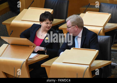 Edinburgh, Schottland, Vereinigtes Königreich, 10, März 2016. Schottische konservative Führer Ruth Davidson hat ein Wort mit ihr Stellvertreter Jackson Carlaw während der wöchentlichen Sitzung der erste Minister Fragen in das schottische Parlament, Credit: Ken Jack / Alamy Live News Stockfoto