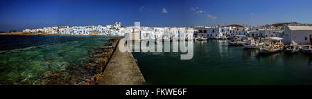 Kopfsteinpflaster, aus den Überresten einer byzantinischen Wehrgang, führt zu dem Dorf Naoussa, Paros. Stockfoto