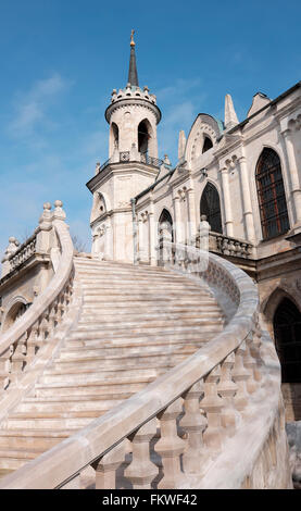 Externe Treppe Kirche der Vladimir Ikone der Muttergottes im Herrenhaus Bykovo, Russland Stockfoto