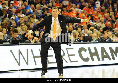 Kansas City, Missouri, USA. 9. März 2016. Oklahoma State Cowboys head Coach Travis Ford während der NCAA große 12 Meisterschaften Basketball-Spiel zwischen der Kansas State Wildcats und die Oklahoma State Cowboys im Sprint Center in Kansas City, Missouri. Kendall Shaw/CSM/Alamy Live-Nachrichten Stockfoto