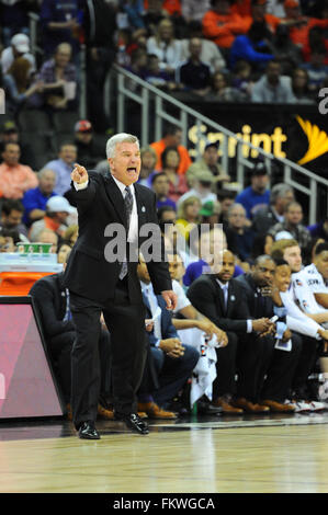 Kansas City, Missouri, USA. 9. März 2016. Kansas State Wildcats Kopf Trainer Bruce Weber bei der NCAA Big 12 Meisterschaft Basketball-Spiel zwischen der Kansas State Wildcats und die Oklahoma State Cowboys im Sprint Center in Kansas City, Missouri. Kendall Shaw/CSM/Alamy Live-Nachrichten Stockfoto