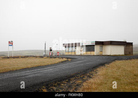 Island, verlassene Tankstelle mitten im nichts Stockfoto