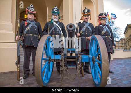 Schwerin, Deutschland. 10. März 2016. Eine Delegation von Lützow Soldaten stehen vor dem Staatstheater in Schwerin, Deutschland, 10. März 2016, wo der Befehl des Befehls Bundeswehr Zustand in Mecklenburg-Vorpommern offiziell übergeben wird. Nach seiner Tätigkeit als Leiter des Instituts für drei Jahre, ist Brigadegeneral Munzlinger nun in den Ruhestand. Foto: JENS Büttner/Dpa/Alamy Live News Stockfoto