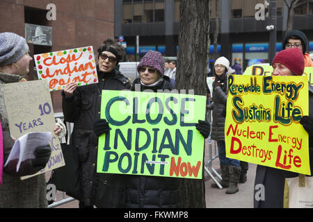 Deomonstrators fordern Senator Schumer Arbeit zur Indian Point Nuclear Power Plant nach seiner jüngsten Lecks von Radio aktiv Tritium. Stockfoto