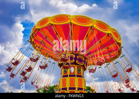 Bunte Schaukel fahren im Freizeitpark Stockfoto