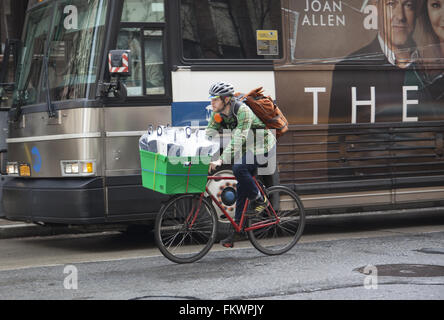 Lieferung Mann fährt entlang der Madison Avenue in Midtown Manhattan, NYC. Stockfoto