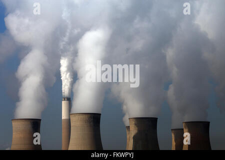 Dampfwolken aus den Kühltürmen und Schornstein Cottam Kraftwerk in Nottinghamshire. Stockfoto