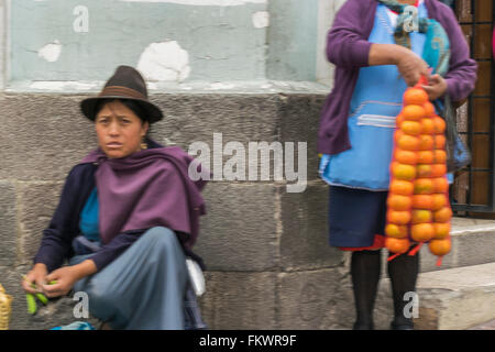 QUITO, ECUADOR, Oktober - 2015 - traditioneller weiblicher Straßenhändler im historischen Zentrum von Quito, Ecuador. Stockfoto