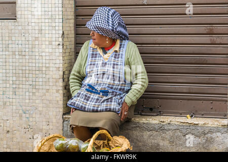 QUITO, ECUADOR, Oktober - 2015 - traditionelle Frau Straßenhändler im historischen Zentrum von Quito, Ecuador. Stockfoto