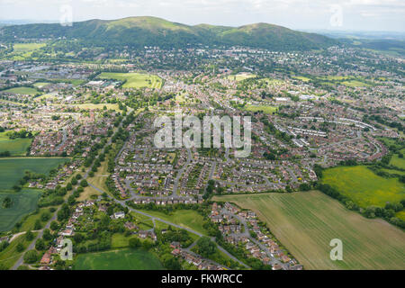 Eine Luftaufnahme des Poundbank Raums der Malvern mit der Malvern Hills sichtbar in der Ferne Stockfoto