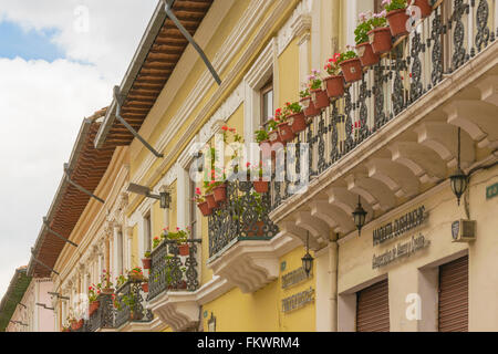 QUITO, ECUADOR, Oktober - 2015 - niedrigen Winkel Blick auf Gebäude im klassischen Kolonialstil in der Altstadt von Quito in Ecuador. Stockfoto