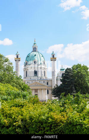 Der Turm und Kupfer bedeckten Kuppel des Barock Stil Karlskirche (St Charles Church, Karlsplatz, Wien, Österreich Stockfoto