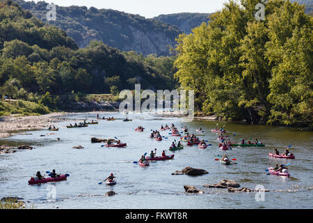 Kanuten auf dem Fluss Ardèche, Vallon-Pont-d ' Arc, Ardèche, Frankreich Stockfoto