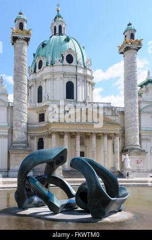 Moores "Hill Bögen" und die Karlskirche (Kirche St. Charles), Karlsplatz, Wien, Österreich Stockfoto