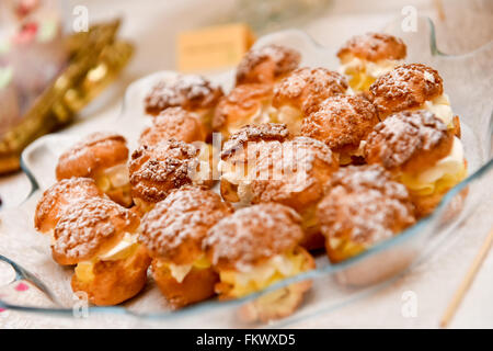 Vanille Eclair auf eine Glasplatte gelegt Stockfoto