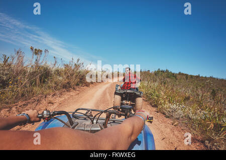 Junger Mann mit Quad. Junger Mann fahren Geländewagen in der Natur. Blick aus einem ATV. Stockfoto