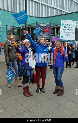 Markante Ärzte und ihre Unterstützer Streikposten außerhalb der Bristol Royal Infirmary in Bristol, England. Stockfoto