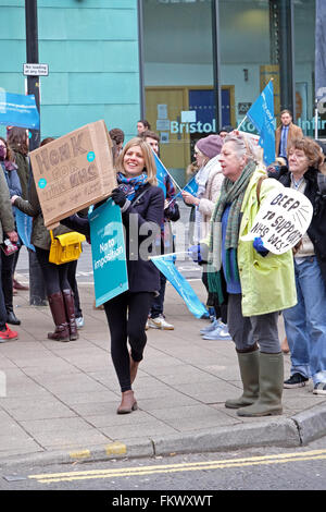 Markante Ärzte und ihre Unterstützer Streikposten außerhalb der Bristol Royal Infirmary in Bristol, England. Stockfoto