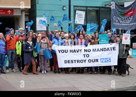 Markante Ärzte und ihre Unterstützer Streikposten außerhalb der Bristol Royal Infirmary in Bristol, England. Stockfoto